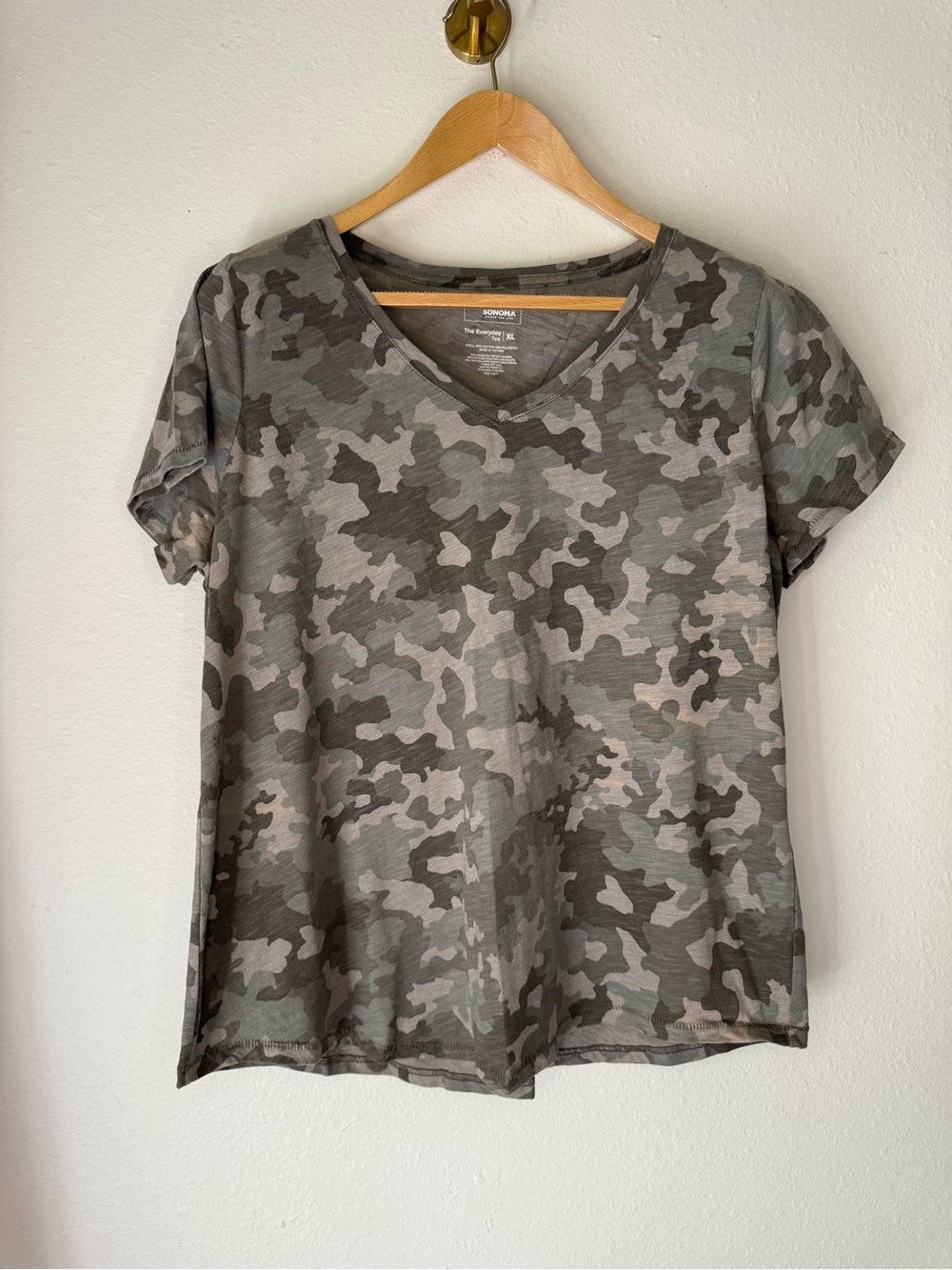 Sonoma Everyday Tee Camo Print V-Neck Short Sleeve T-Shirt Women’s size XL